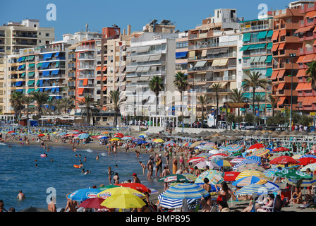 Les vacanciers sur la plage, Fuengirola, Costa del Sol, la province de Malaga, Andalousie, Espagne, Europe de l'Ouest. Banque D'Images