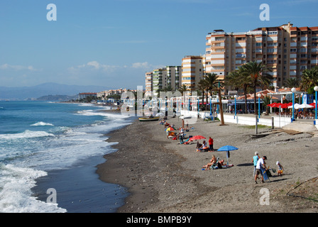 Les vacanciers sur la plage, à Torrox Costa, Costa del Sol, la province de Malaga, Andalousie, Espagne, Europe de l'Ouest. Banque D'Images