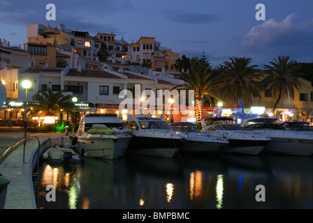 Bateaux dans le port au crépuscule, Puerto Cabopino, Marbella, Costa del Sol, la province de Malaga, Andalousie, Espagne, Europe de l'Ouest. Banque D'Images