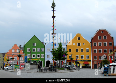 Grazerstraße ville sur la rivière Inn, Austriamaibaum Banque D'Images