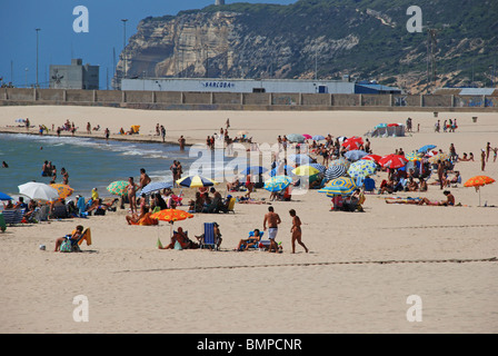 Les vacanciers sur la plage, Barbate, Costa de la Luz, Province de Cadiz, Andalousie, Espagne, Europe de l'Ouest. Banque D'Images