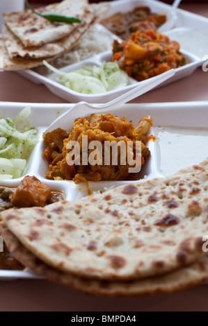 Un thali végétarien servi de plaque dans la douce Inde restaurant à Toronto, Canada Banque D'Images