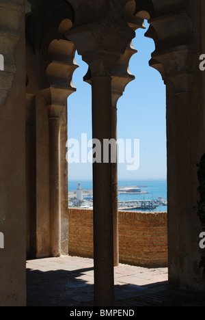 L'Alcazaba de Malaga, Palais Nasrides, vue à travers les arches vers port, Malaga, Costa del Sol, la province de Malaga, Andalousie, Espagne Banque D'Images