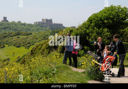 Les touristes sur le chemin côtier au-dessus des falaises blanches de Douvres Angleterre Kent avec une toile du château de Douvres Banque D'Images