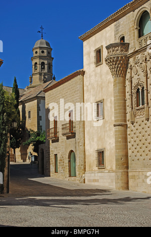 Palacio de Jabalquinto et vue vers la cathédrale, Baeza, province de Jaén, Andalousie, Espagne, Europe de l'Ouest. Banque D'Images