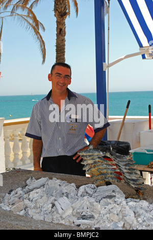 Restaurant cook sardines sardines avec du feu dans le bateau, Benalmadena Costa, Costa del Sol, la province de Malaga, Andalousie, espagne. Banque D'Images