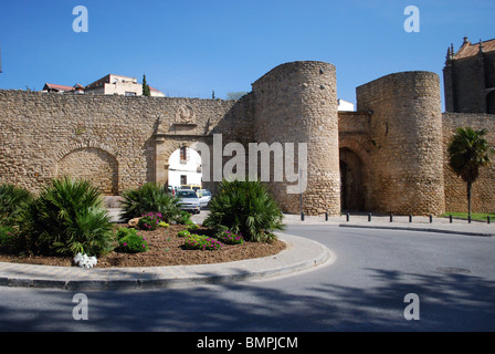 La Puerta de Almocabar dans le 13e siècle de style arabe et Puerta de Carlos V, Ronda, Province de Malaga, Andalousie, espagne. Banque D'Images