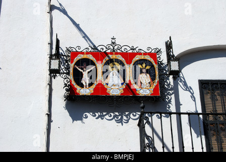 Plaque de carreaux représentant des scènes religieuses dans un châssis en fer forgé, Ronda, Province de Malaga, Andalousie, Espagne, Europe de l'Ouest. Banque D'Images