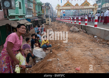 Le Myanmar. La Birmanie. Bago. Inauguration de l'élargissement du pont pour Journée de l'Armée Banque D'Images