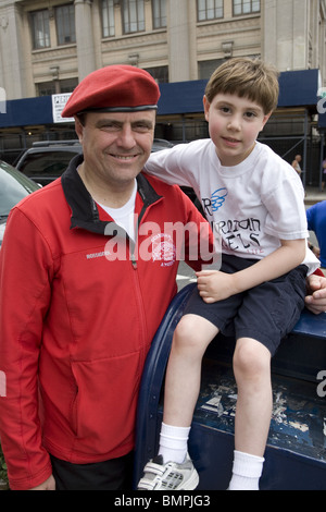 Curtis Sliwa, animateur radio conservateur et fondateur de la 'Anges Gardiens' avec son fils Anthony à Williamsburg Brklyn Banque D'Images