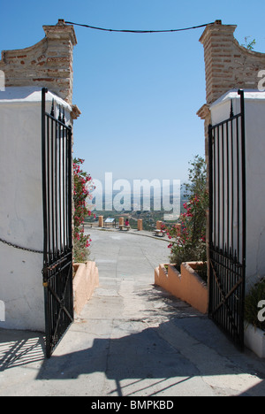 Voir à travers les portes du château vers la campagne, Alora, la province de Malaga, Andalousie, Espagne, Europe de l'Ouest. Banque D'Images