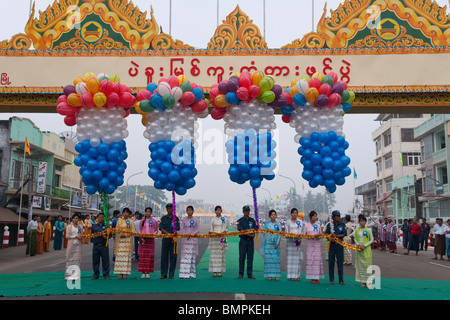 Le Myanmar. La Birmanie. Bago. Inauguration de l'élargissement du pont pour Journée de l'Armée Banque D'Images