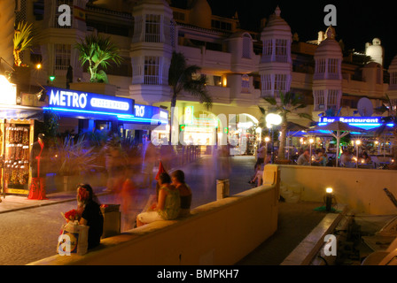 Bars et restaurants dans la zone de la marina de nuit, Benalmadena Costa, Costa del Sol, la province de Malaga, Andalousie, espagne. Banque D'Images