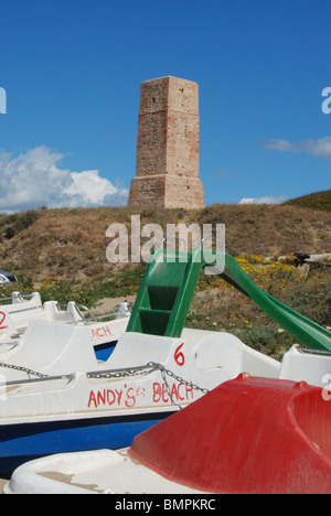 Pédalos sur la plage, Puerto Cabopino, Marbella, Costa del Sol, la province de Malaga, Andalousie, Espagne, Europe de l'Ouest. Banque D'Images