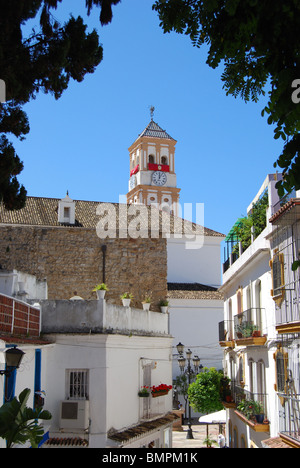 Clocher de l'église vu depuis le chinchilla et Carmen, Marbella, Costa del Sol, la province de Malaga, Andalousie, Espagne, Europe de l'Ouest. Banque D'Images