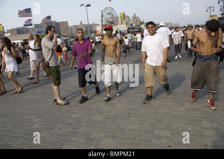 Adolescents les Croisière Promenade à Coney Island le Memorial Day 2010 ; New York. Banque D'Images