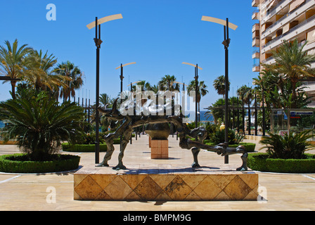 Sculpture de métal le long de l'Avenida del Mar, Marbella, Costa del Sol, la province de Malaga, Andalousie, Espagne, Europe de l'Ouest. Banque D'Images