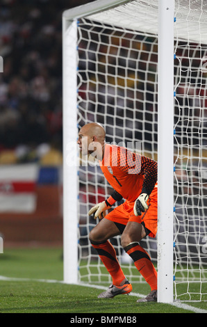 United States gardien Tim Howard en action au cours d'une Coupe du Monde FIFA 2010 match de football contre l'Angleterre le 12 juin 2010. Banque D'Images