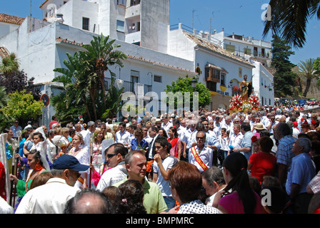 L'exécution le flotteur (PASO) à travers les rues, Marbella, Costa del Sol, la province de Malaga, Andalousie, Espagne, Europe de l'Ouest. Banque D'Images