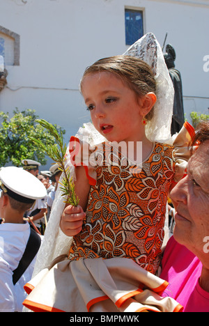 Jeune fille en costume traditionnel dansant portant une branche de romarin dans la Plaza de la Iglesia, Marbella, Costa del Sol, Espagne. Banque D'Images