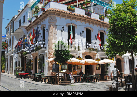 Restaurant/bar sur coin de rue décorée pour la fiesta, Marbella, Costa del Sol, la province de Malaga, Andalousie, Espagne, Europe. Banque D'Images