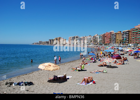 Les vacanciers sur la plage, Fuengirola, Costa del Sol, la province de Malaga, Andalousie, Espagne, Europe de l'Ouest. Banque D'Images