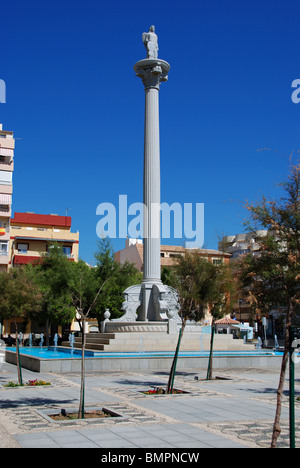 Statue sur la colonne dans la Plaza de San Rafael, Fuengirola, Costa del Sol, la province de Malaga, Andalousie, Espagne, Europe de l'Ouest. Banque D'Images