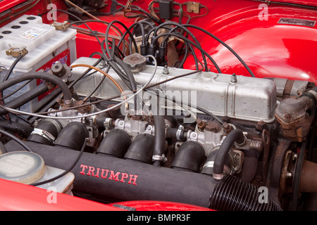 Triumph tr6 voiture classique moteur à injection six cylindres Banque D'Images