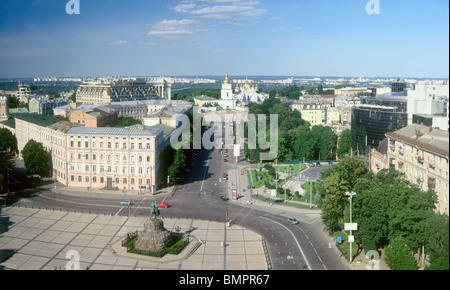 L'Ukraine. Sommaire des balades avec Kiev monument Khmelnitsky et cathédrale St Michael. Banque D'Images