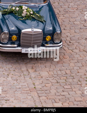 Une Mercedes avec voiture de mariage 'juste' mariés, plaques Allemagne Banque D'Images