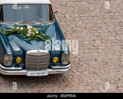 Une Mercedes avec voiture de mariage mariés 'juste' plaques. L'Allemagne. Banque D'Images