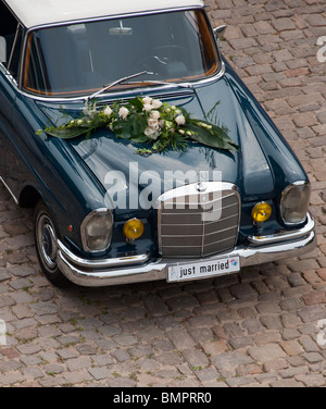 Une Mercedes avec voiture de mariage mariés juste 'plaques' Banque D'Images