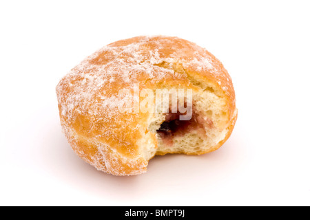 Jam Donut avec un morceau manquant sur un fond blanc Banque D'Images