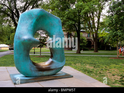 Exposition d'art en plein air de l'Université de Princeton sculpture Henry Moore « ovale avec points ». Installation d'art publique extérieure. Banque D'Images