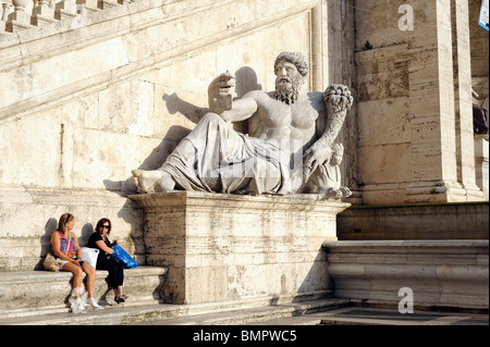 Touristes par l'ancienne allégorie romaine du Nil par Matteo di Castello à la Piazza del Campidoglio, rome, italie Banque D'Images