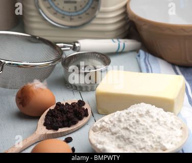 Ingrédients disposés sur une table de cuisine en bois Banque D'Images