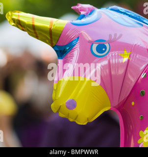 Une licorne gonflable dans une ville juste Banque D'Images