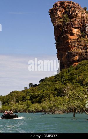 Un Zodiac à partir de l'expédition Aussie cruiser Orion d'écumage passé vue Indian Head rock à Hunter River Australie Occidentale Banque D'Images