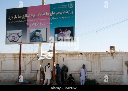 La province de Balkh en Afghanistan. Mazar. Panneaux anti fraude, encourager les gens à signaler la fraude. Banque D'Images