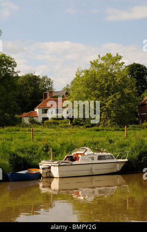 Aux côtés de bateaux sur la rivière Rother à Aisemont Cranbrook Kent England UK Banque D'Images