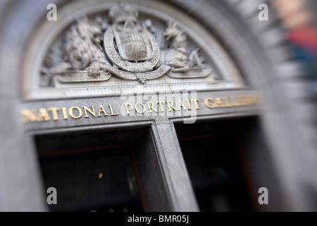 Le signe au-dessus de l'entrée principale à la National Portrait Gallery de Londres, en Angleterre. Banque D'Images