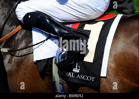 Détail d'un soufflet et jockeys de selle pendant deux jours de Royal Ascot 2010 Banque D'Images