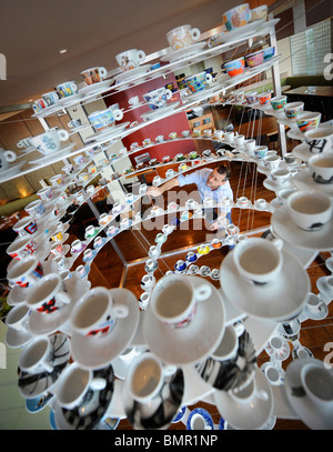 286 d'Illy espresso cup debuts sculpture UK tour à Brighton. Marco Arrigo d'illy ILLY sur le travail britannique art collection. Banque D'Images