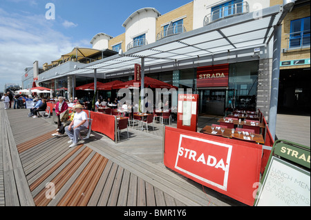 286 d'Illy espresso cup debuts sculpture UK tour à Brighton. La Strada Restaurant sur le port de plaisance de Brighton promenade. Banque D'Images