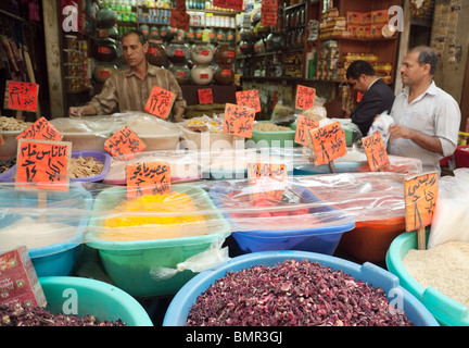 Les gens d'acheter des épices dans le marché Khan al Khalili, le quartier islamique du Caire, Egypte Banque D'Images