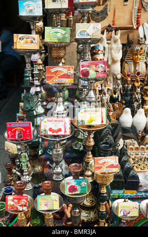 Shisha pipes (Hookah pipes) en vente avec différentes saveurs de tabac, marché de Khan al Khalili, le Caire Egypte Afrique Banque D'Images