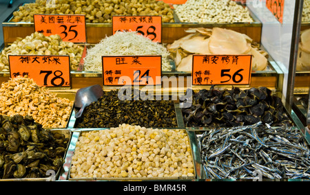 Le poisson séché et les écrous vendus dans la médecine traditionnelle herb & boutiques à Hong Kong. Banque D'Images