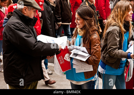 Les jeunes femmes pro-vie distribuer des tracts à un énorme 'marche pour la vie', le 7 mars, Madrid, Espagne Banque D'Images