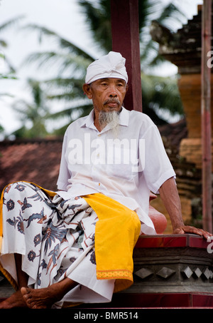 Un homme plein de balinais vêtements cérémonies officielles montres ont lieu pendant une procession au cours de l'Hindu jour saint de Kuningan. Banque D'Images