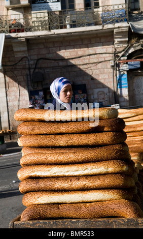 Ka'ek bagels au sésame local ( ) vendu à Jérusalem Est. Banque D'Images